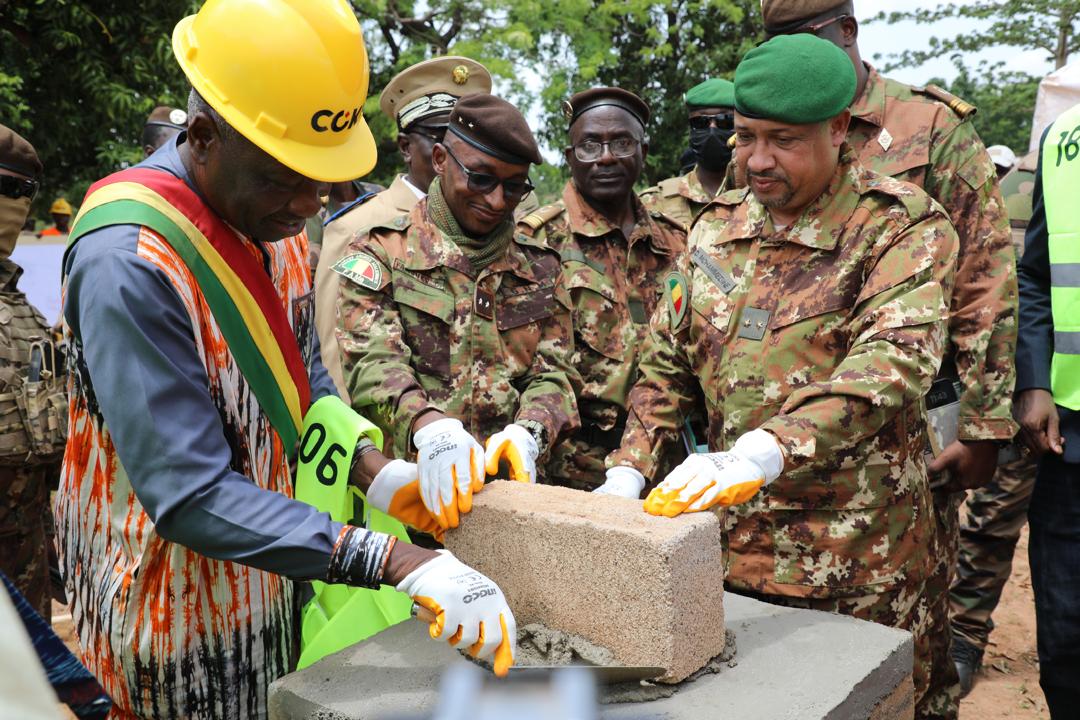 POSE DE LA PREMIÈRE PIERRE DU GROUPEMENT DE LA GARDE DE SIKASSO