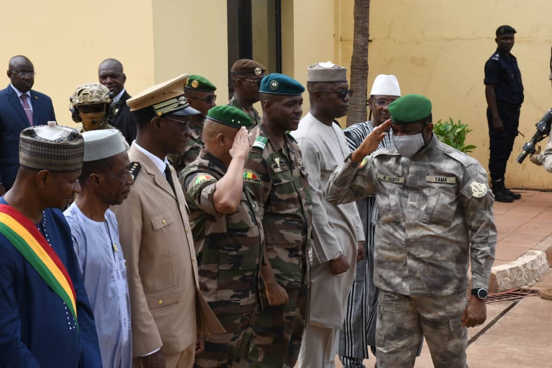 VISITE DU PRÉSIDENT DE LA TRANSITION AU CENTRE DE COORDINATION ET DE GESTION DES CRISES (CECOGEC )