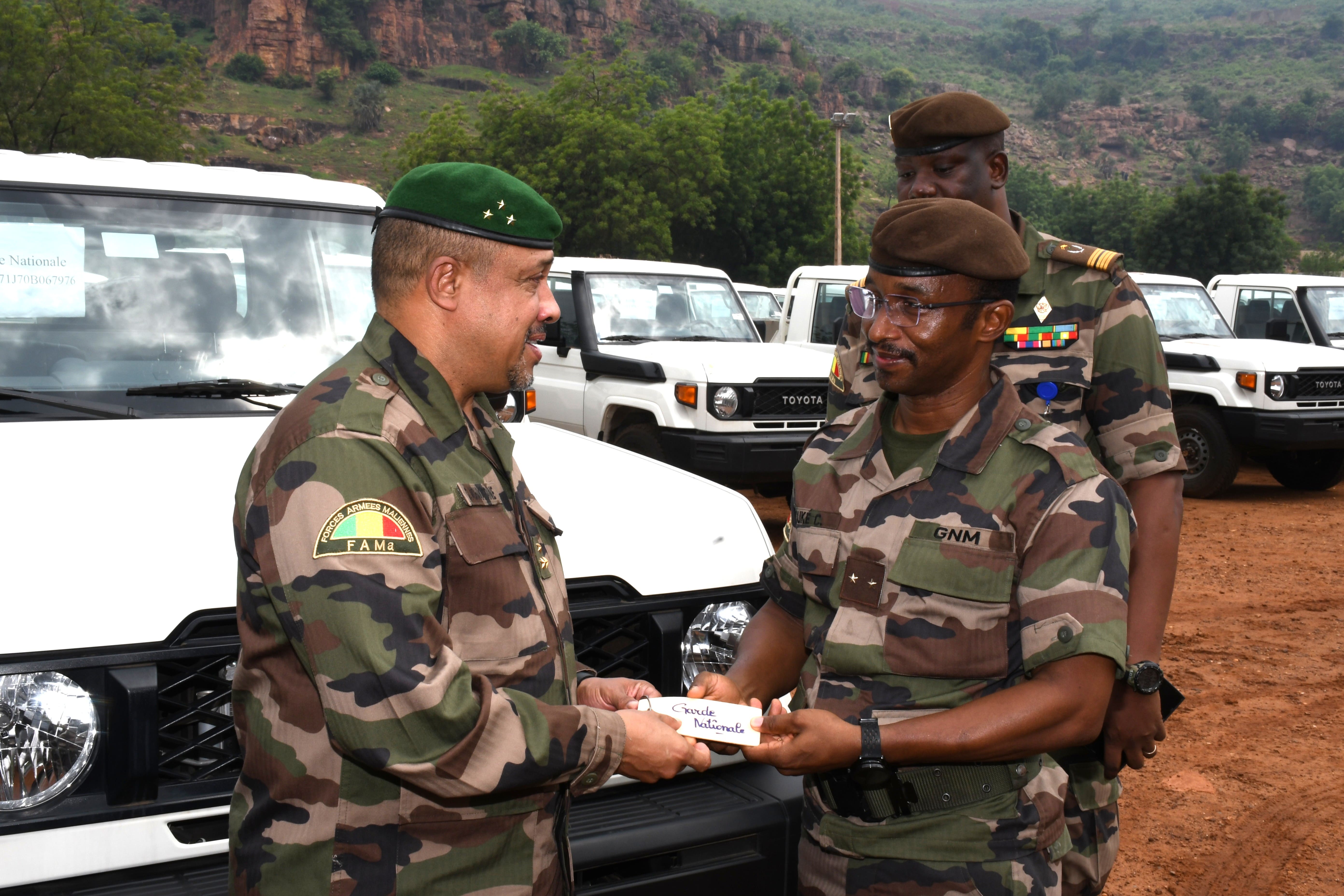 RENFORCEMENT DES CAPACITES OPERATIONNELLES DES FORCES DE DEFENSE ET DE SECURITE : Le Ministre de la Sécurité et de la Protection Civile remet les clés de matériels roulants à la Police Nation